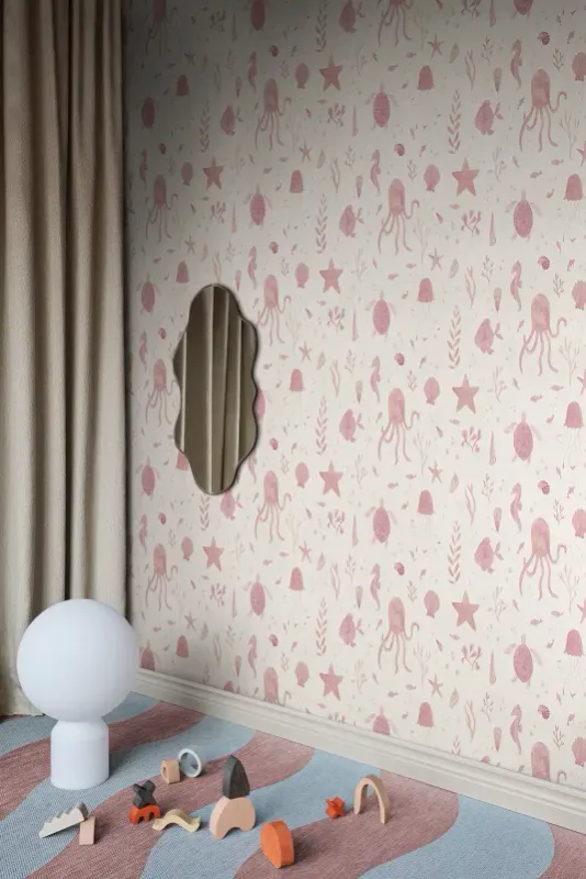 Della, Pink