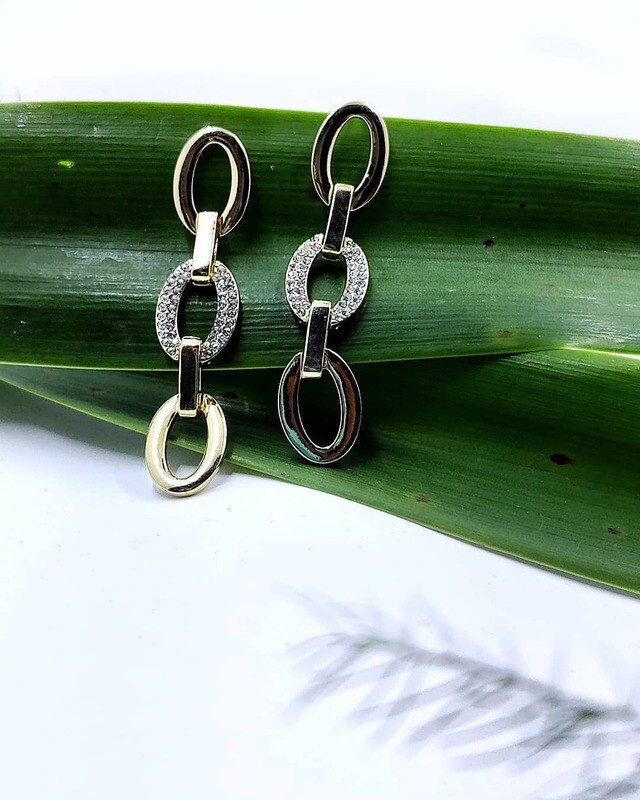 Fashionable Earring set.