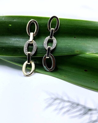 Fashionable Earring set.