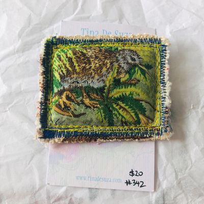 Brooch: Sewn fabric - Kiwi