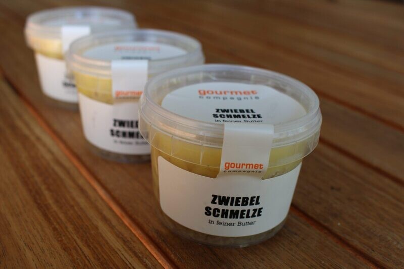 Zwiebelschmelze in feiner Butter Zwiebelschmelze in feiner Butter