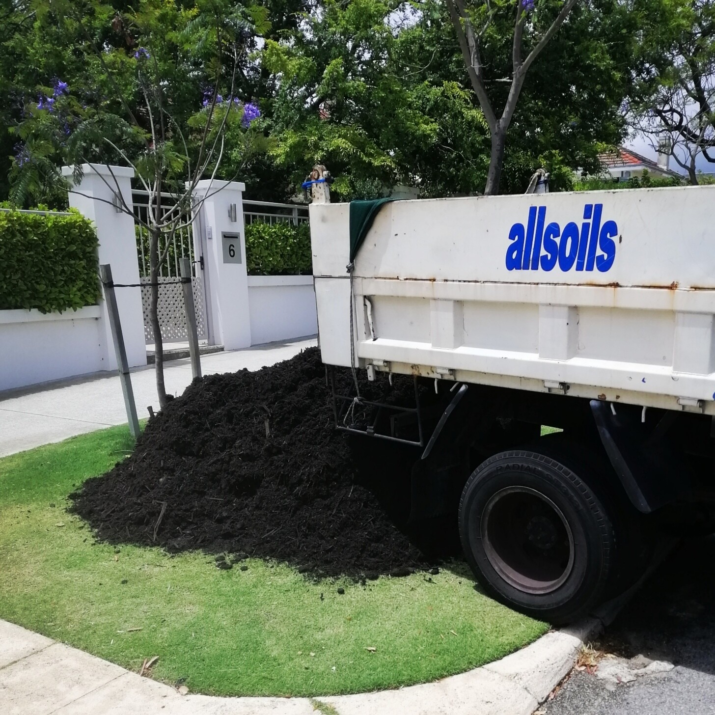 LANDSCAPERS BLACK MULCH