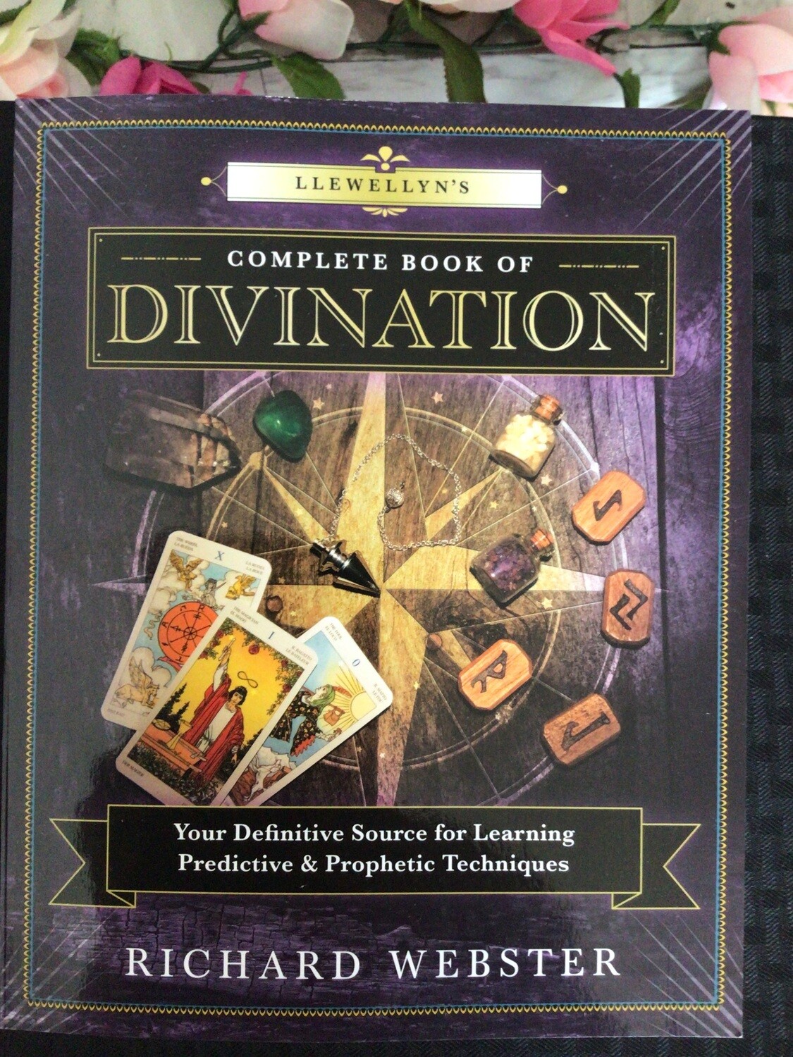 Llewellyn's Complete Book of Divination Llewellyn's Complete Book of Divination