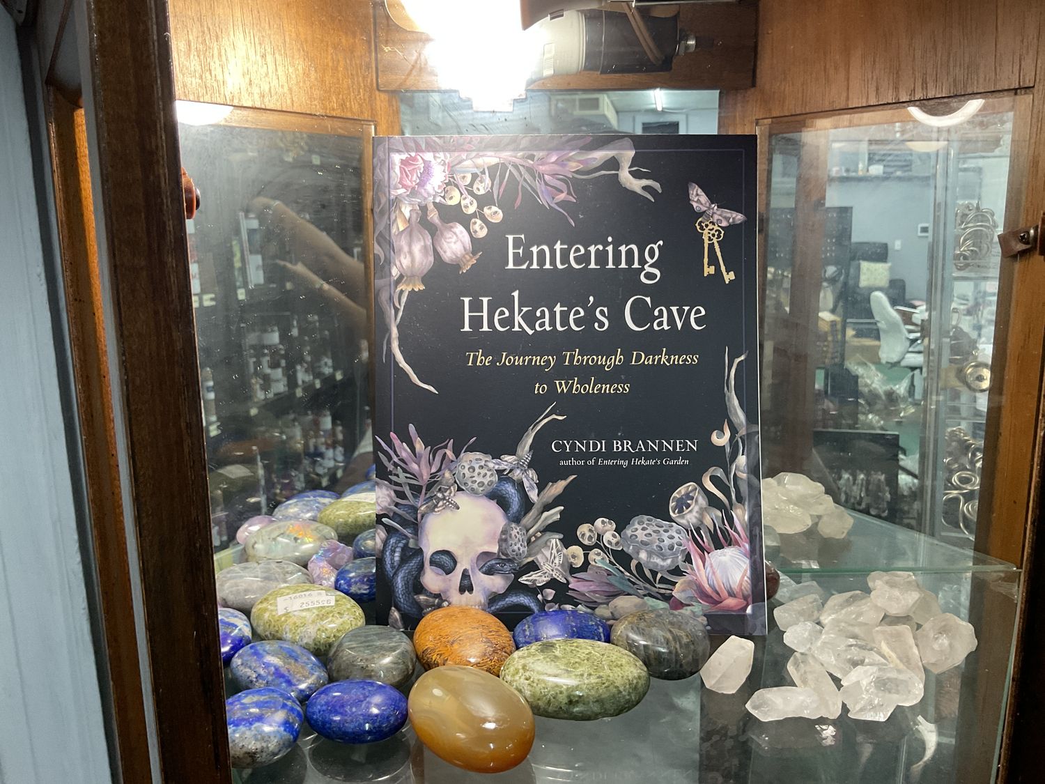 Entering Hekate’s cCve