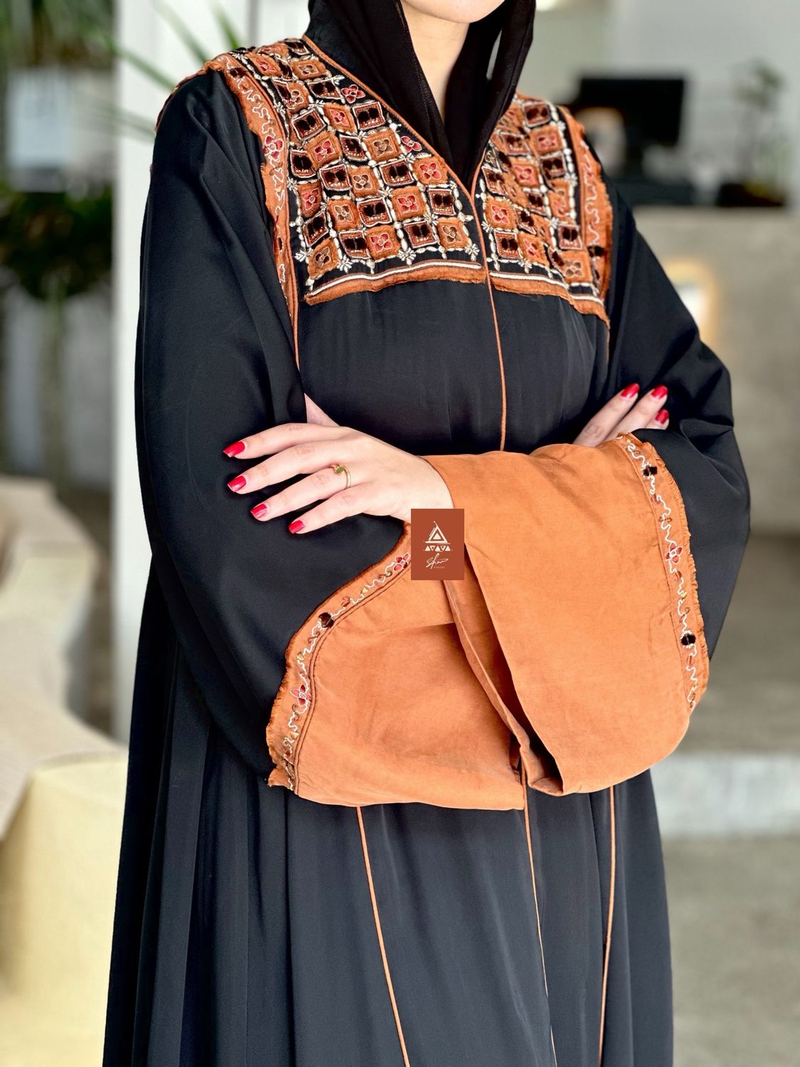 عباية التطريزات المربعة على الصدر والظهر 