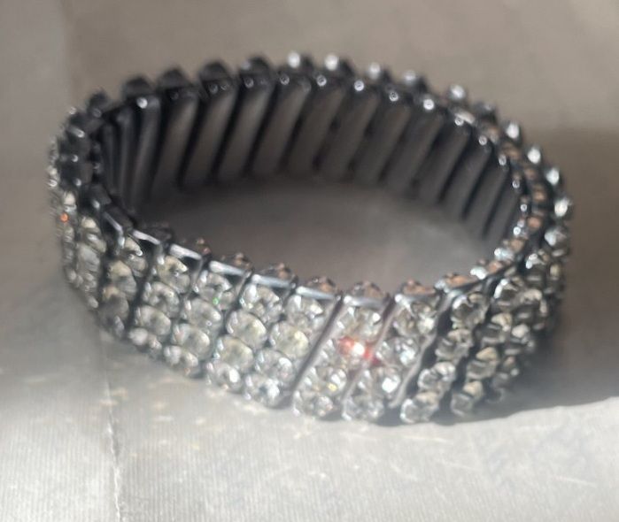 Beautiful Petite 6&quot; Vintage 1960s Japan Rhinestone Flexible Expandable Bracelet