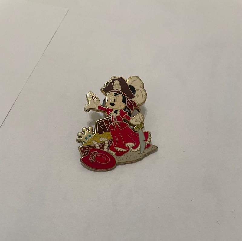 2007 Disney Minnie Mouse Pirate with Treasure Trading Pin