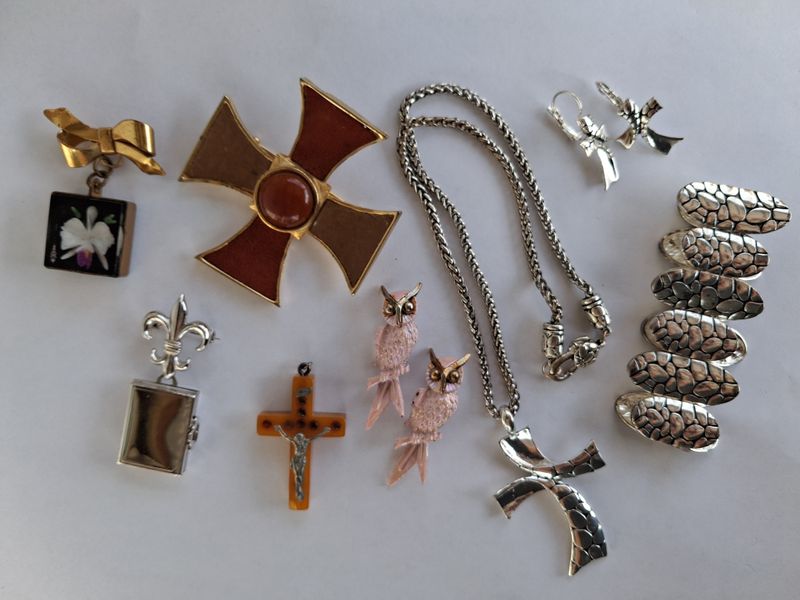 9 Piece Vintage Women's Jewelry for crafts or repair AS FOUND w/3 Charm Photos