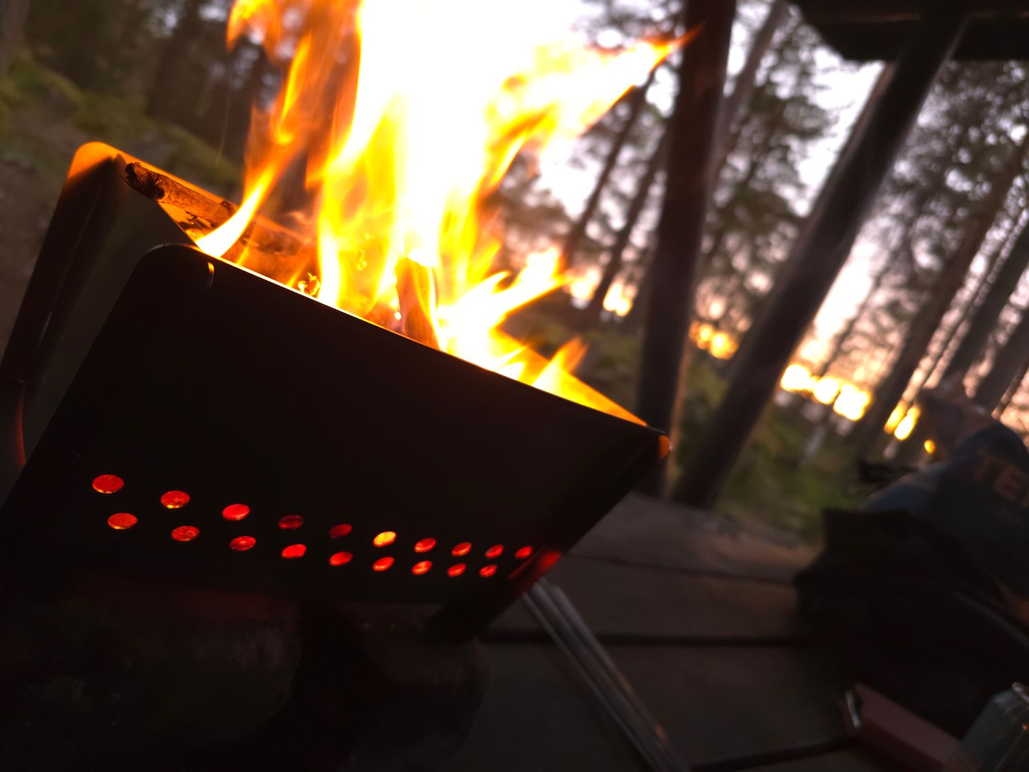 Matkagrilli — kasaus sekunneissa, ilman työkaluja. Mökille, veneeseen, terassille.