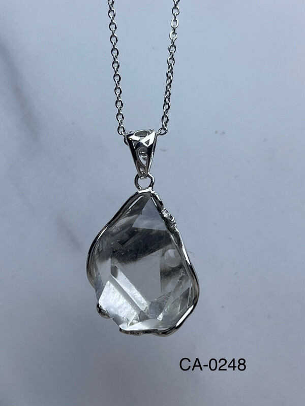 CA-0248 黑銀鈦原石吊墜 Brookite in quartz raw stone pendant