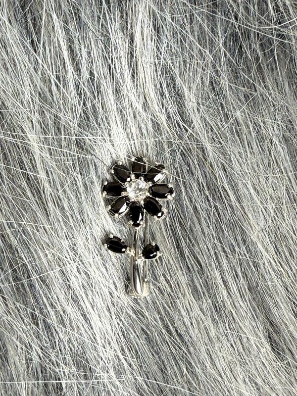 Q-039 黑尖晶胸針 Spinel brooch