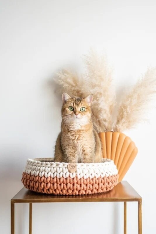 Sunny Basket - zweifarbiger handgehäckelter Katzenkorb, Größe: S - 32/34 cm, Farbe: Zweifarbig  Creme - Terrakotta