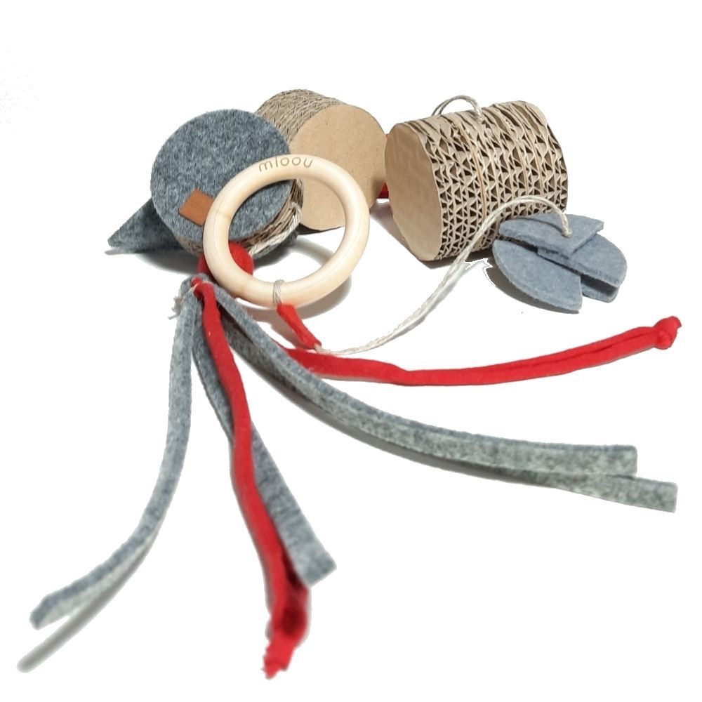 Mioou Katzenspielzeug „OLLY“ – Handgefertigter Spielspaß aus Filz, Pappe & Leinen | 100 cm Mioou Katzenspielzeug „OLLY“ – Handgefertigter Spielspaß aus Filz, Pappe & Leinen | 100 cm