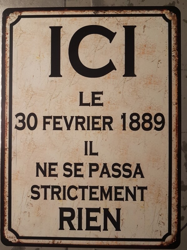 Plaque métal vintage Ici
