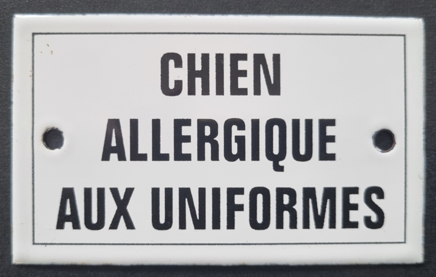 Plaque émail Chien allergique aux uniformes