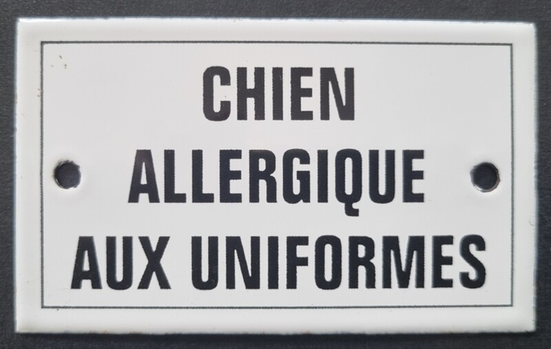 Plaque émail Chien allergique aux uniformes