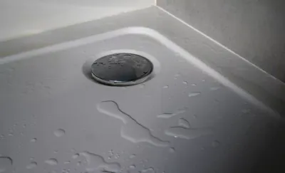 Bondes et caches pour receveur de douche