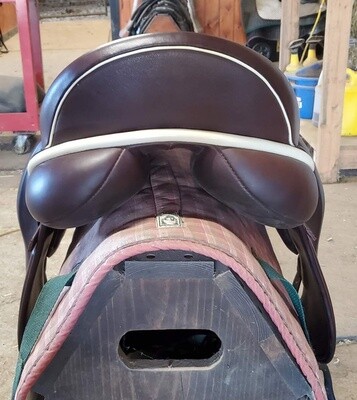 Beautiful Dressage Saddle in brown color