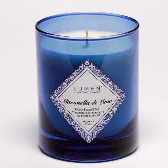 CANDELA CON  OLI ESSENZIALI DI CITRONELLA DI GIAVA IN BOUQUET DI FIORI BIANCHI
 CRISTALLI DI MARE
SANDALO E LEGNI