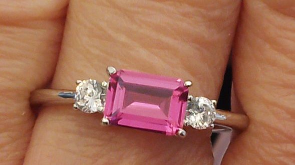 Anello in argento 925 rodiato c/zirconi bianchi e baguette (7x5mm)fuxia. Regolabile