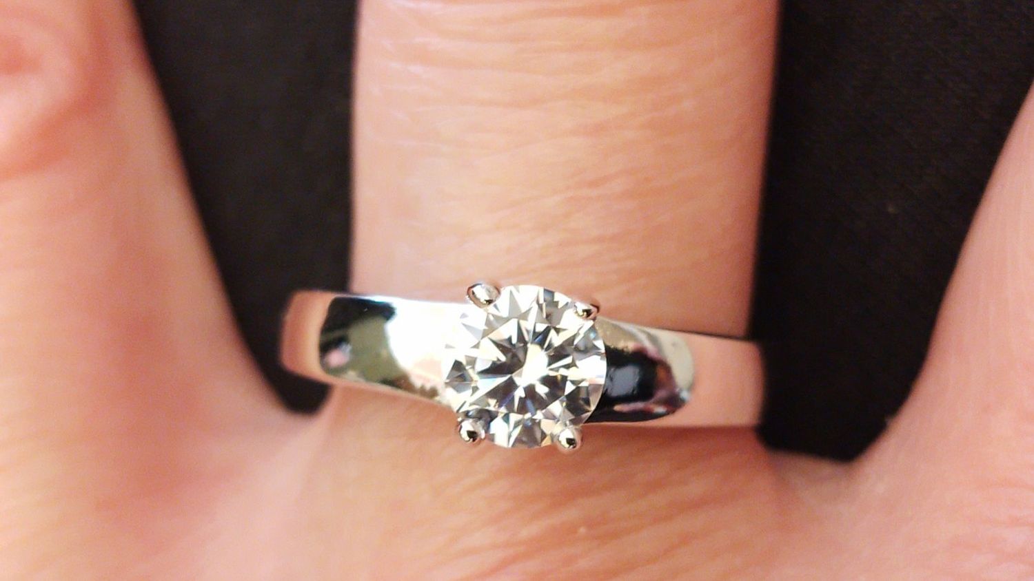 Anello solitario in arg.925 rodiato, zircone 4 griffe (6mm)
