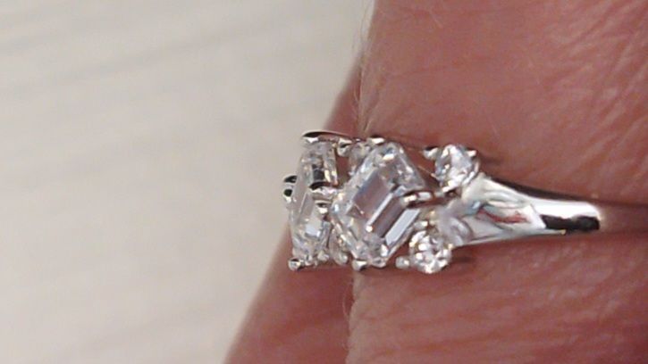 Anello in arg.925 zirconi rotondi e baguette bianchi. Regolabile