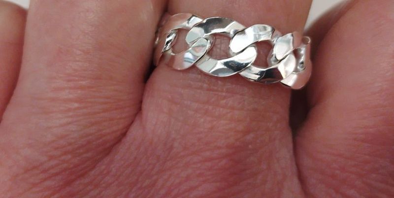 Anello in argento naturale, grumetta regolabile (h 7,6mm)