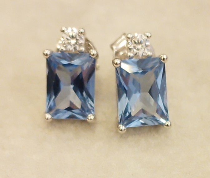 Orecchini in arg.925 rodiato c/zirconi rettangolari (6x9mm) acquamarina e zircone bianco