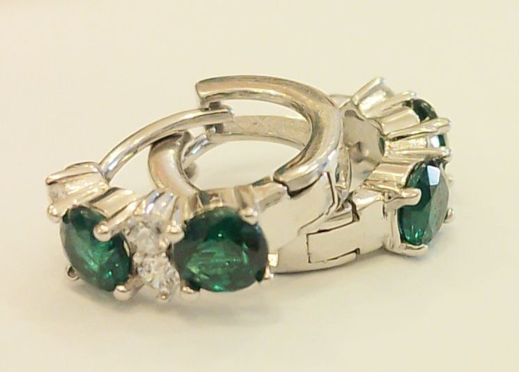 Orecchini in arg.925 rodiati, scattino 12mm c/2 zirconi bianchi e 2 smeraldo c/4 griffe