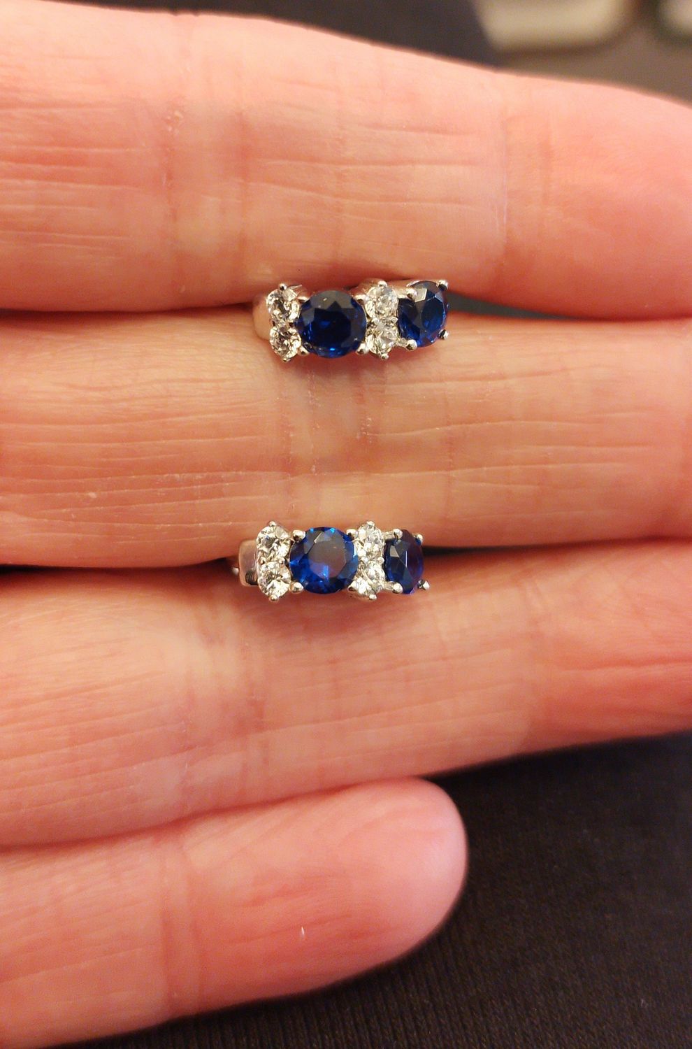 Orecchini in arg.925,  scattino 12mm c/2zirconi bianchi e 2 zaffiro