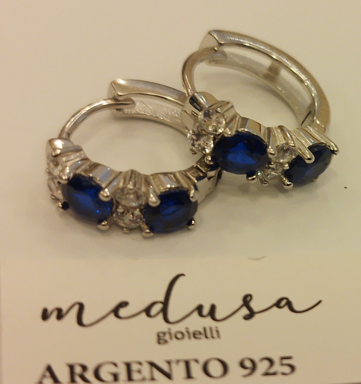 Orecchini in arg.925,  scattino 12mm c/2zirconi bianchi e 2 zaffiro