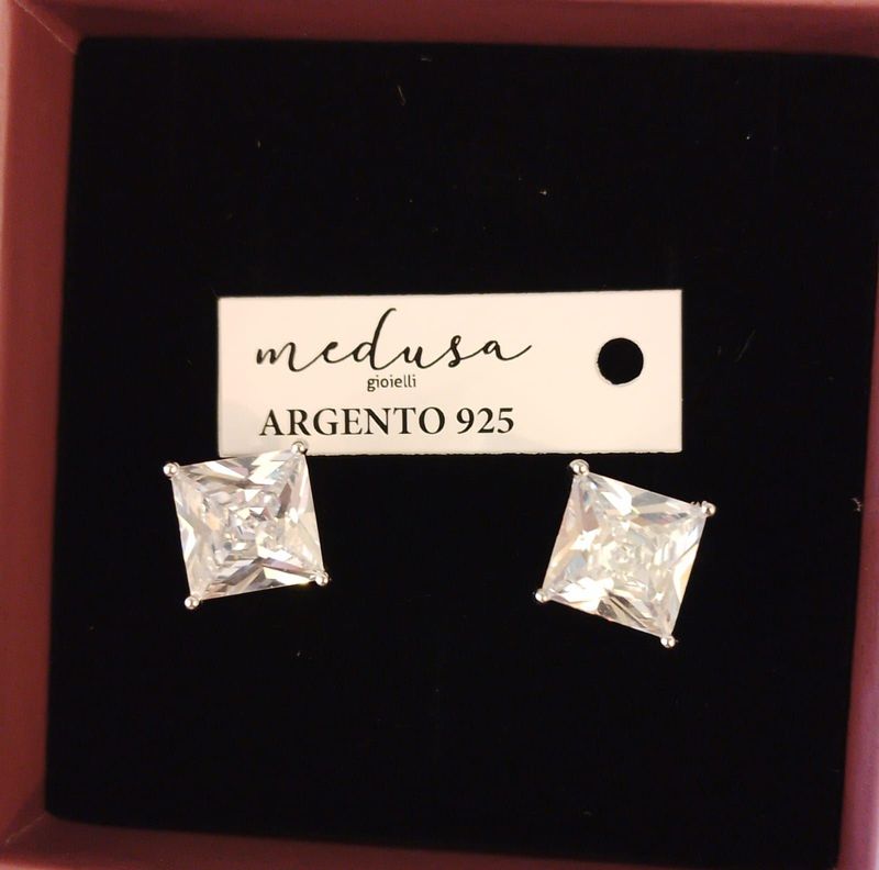 Orecchini in argento 925 rodiato, p.luce carre' 4 griffe (9x9 mm)