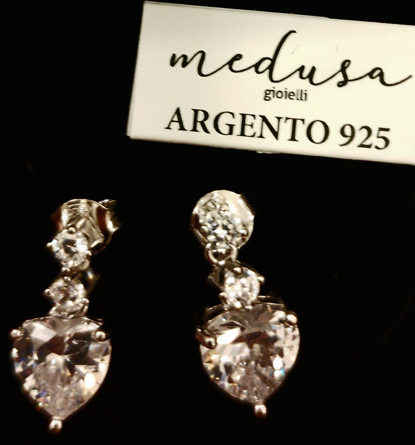 Orecchini in argento 925 rodiato con 2 punti luce e cuore di zircone bianco pendenti