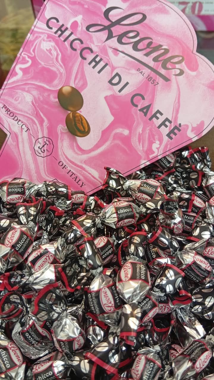 Chicchi di caffe' ricoperti di cioccolato extra fondente
