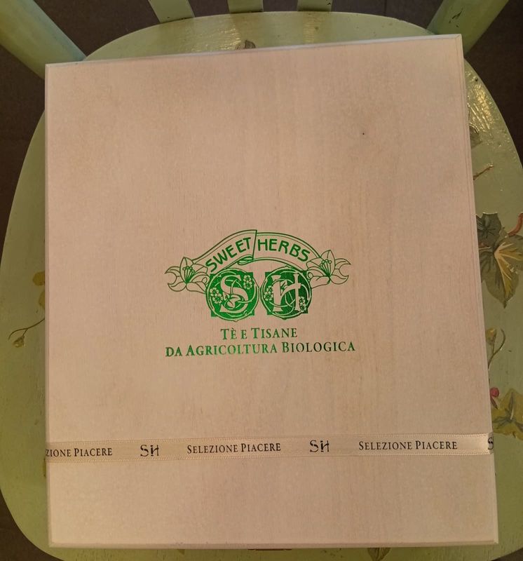 Box in legno con 90 bustine assortite