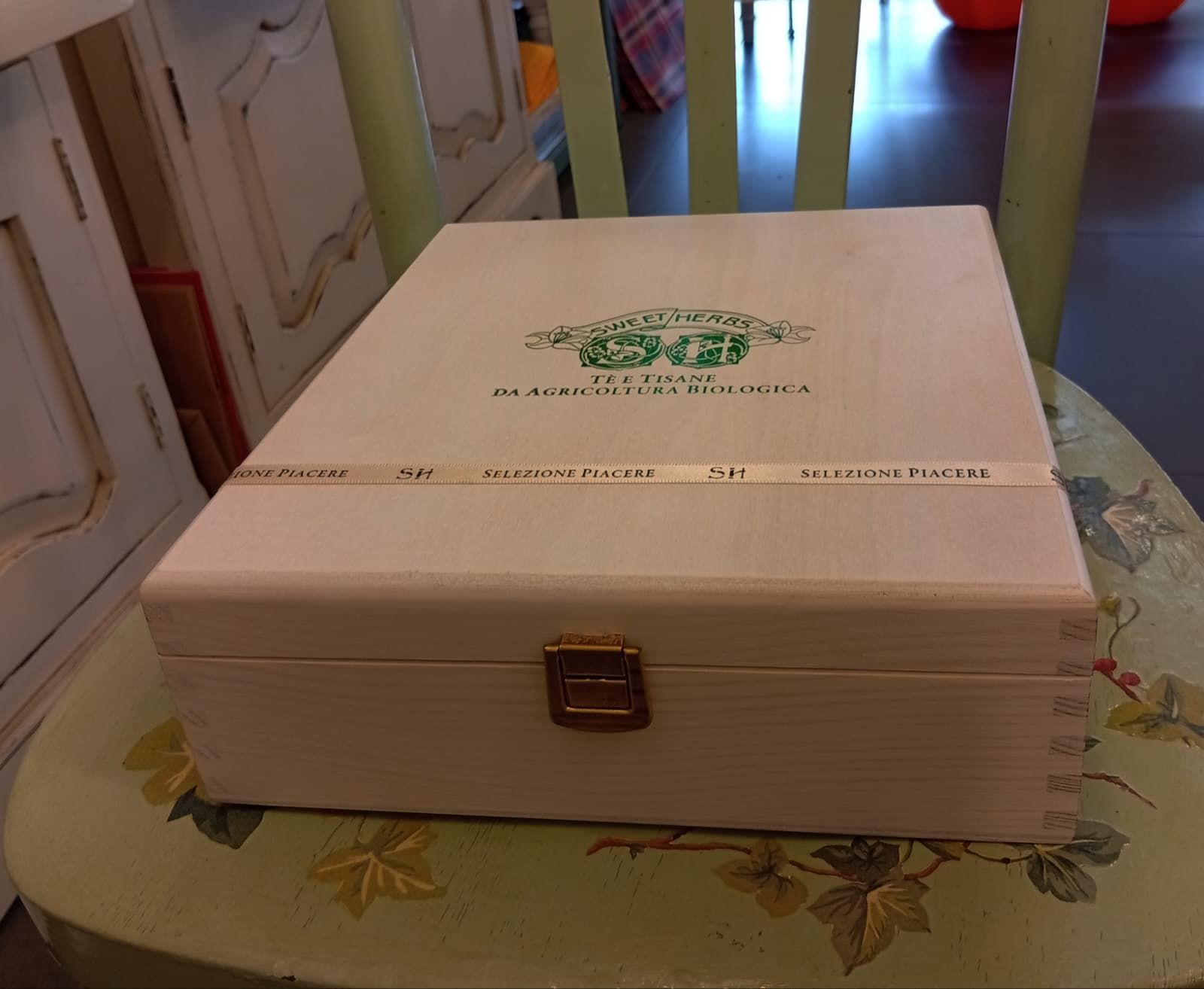 Box in legno con 90 bustine assortite