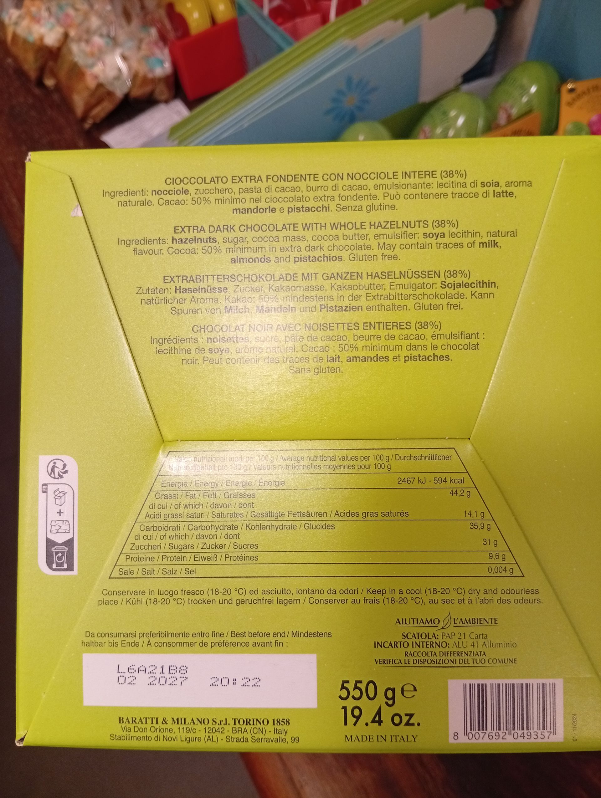 Uovo fondente con nocciole intere italiane 550g