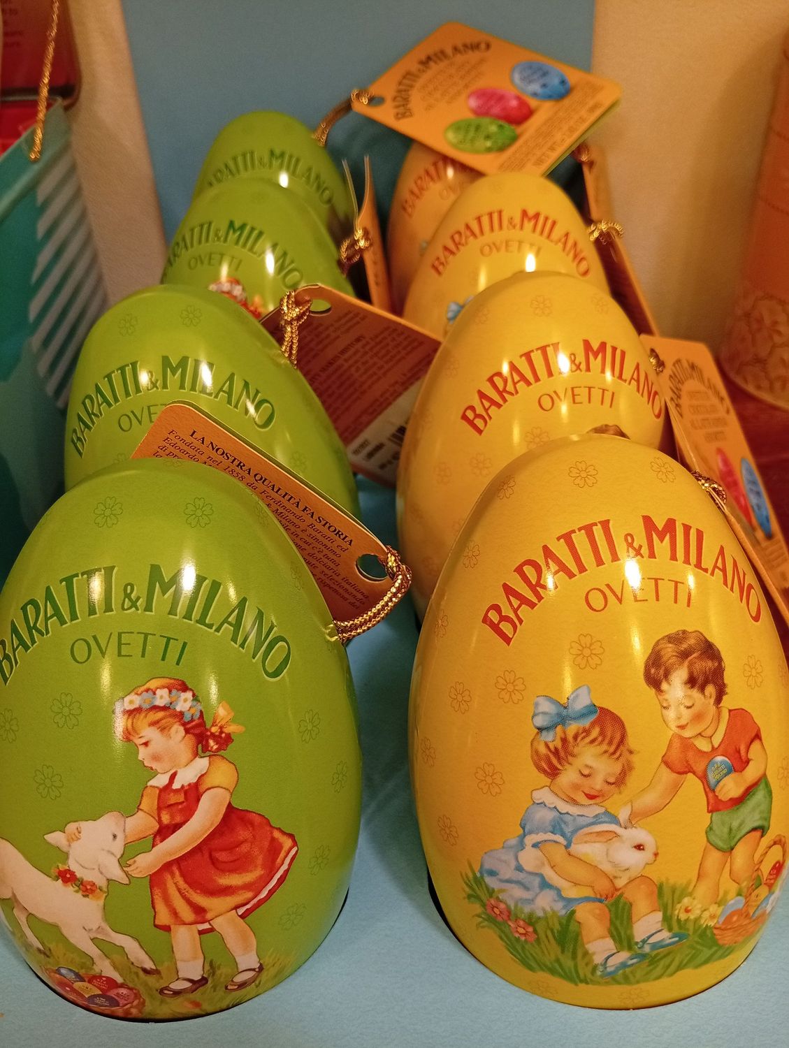 Scatola/Uovo in latta con ovetti assortiti