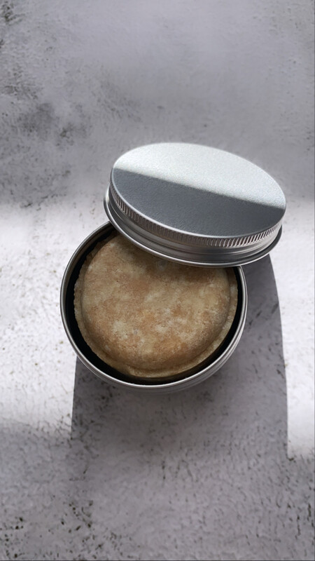 naturseife-kaufen-naturseifen-shop-pflegende-naturseife-die-beste-naturseife-naturseifen-selber-machen-naturseifen-naturseifenmanufaktur-naturseife-trockene-haut-pflegen-plastikfrei-seife-seifen-deutschland-feste-seife-feste-pflege-b2b-wiederverkaeufer-fester-conditioner-festes-shampoo-feste-haarseife-aufbewahren-aludose