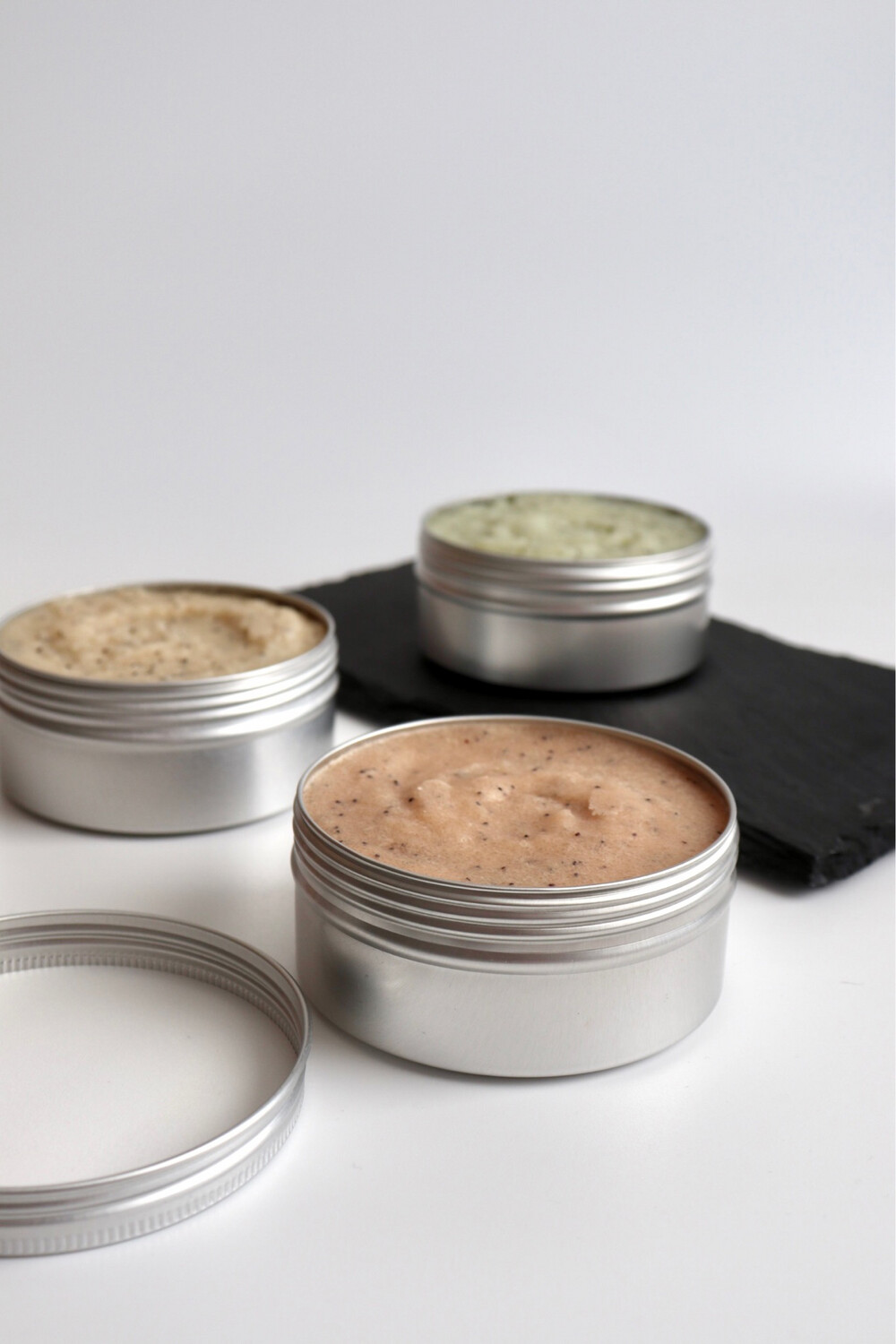 naturseife-kaufen-naturseifen-shop-pflegende-naturseife-die-beste-naturseife-naturseifen-selber-machen-naturseifen-naturseifenmanufaktur-kakaobutter-peeling-naturkosmetik-wiederverkaufer-lavendel-sugarscrub-sugar-scrub-b2b-trockene-haut-empfindliche-haut-aeherische-oele-köerperpeeling-pflege