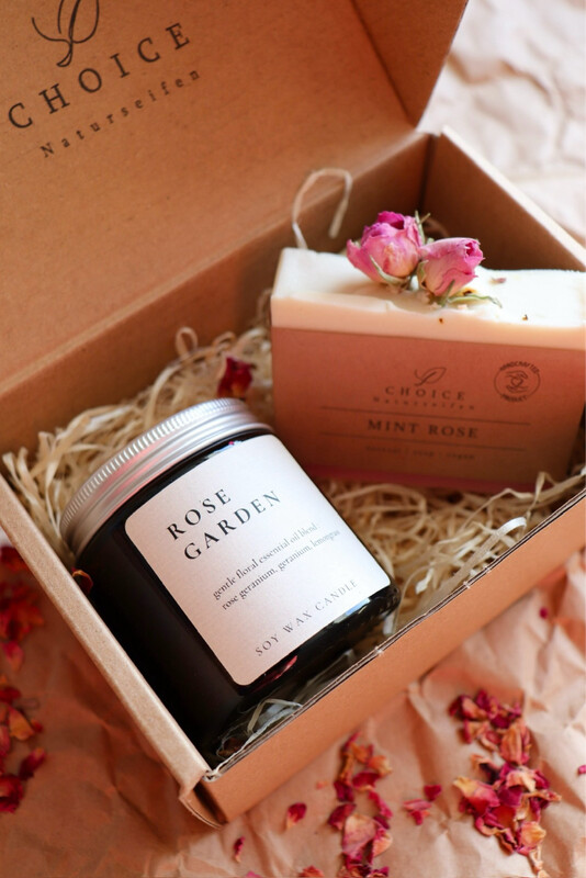 Geschenkset mit Rosenseife, Sojawachskerze im Glas, Duftkerze mit ätherischen Ölen, Geschenkbox nachhaltig