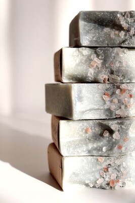 Naturseife kaufen, handgemachte Naturseife entdecken, Naturseife mit Sheabutter, Naturseife für trockene Haut, Naturseife ohne Chemie, Haarseife kaufen, Naturseife als Geschenk