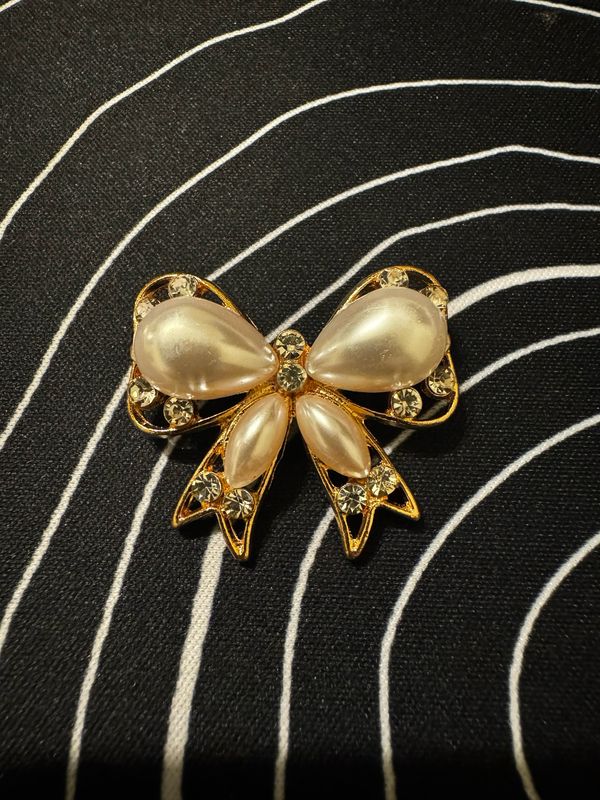 The Bourgeoisie Bow Brooch