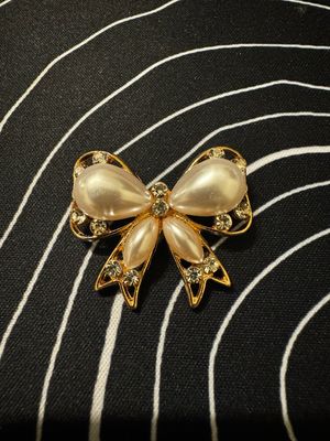 The Bourgeoisie Bow Brooch