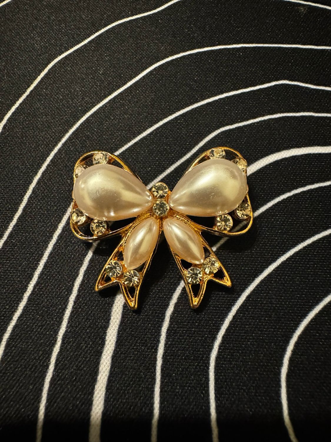 The Bourgeoisie Bow Brooch