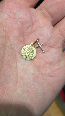 14K .8&quot; JESUS FACE W/CROSS CHARM