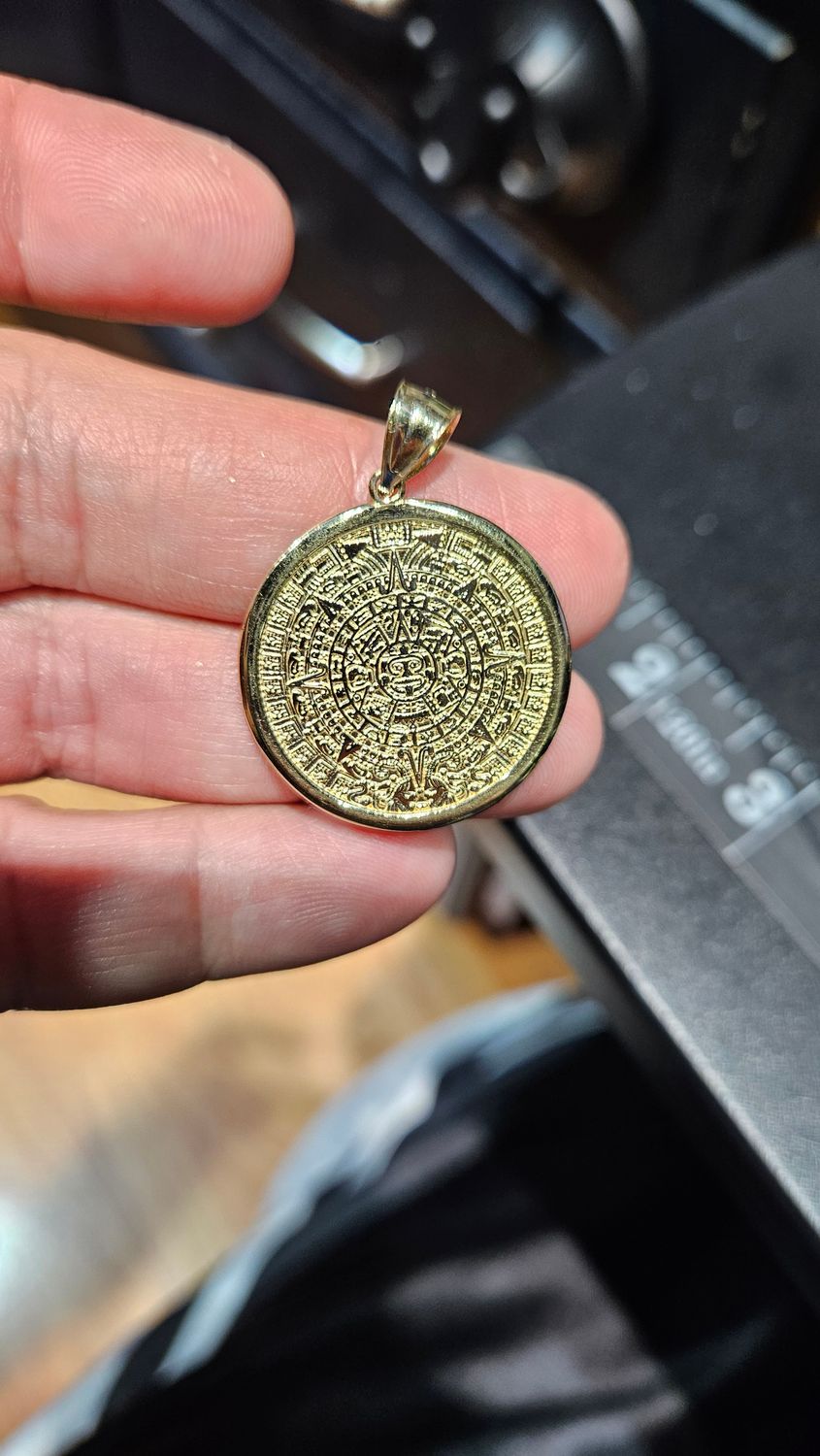 14K 1.5" AZTEC CALENDAR PENDANT, 14K AZTEC PENDANT: 14K 1.5" AZTEC PENDANT APPROX. 3.9 GRAMS (POLISHED BORDER)