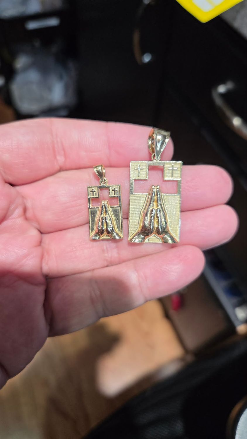 14K PRAYING HANDS CROSS