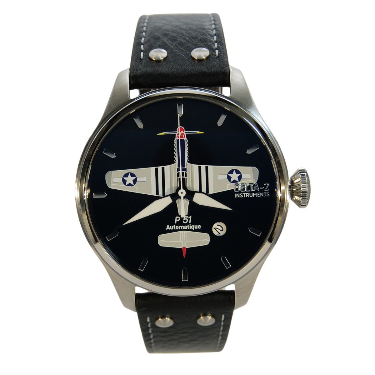 Montre DELTA-2 Mustang P-51, cadran émaillé gris avec détails rouges, inspirée de l’aviation américaine et du mythique avion de chasse Mustang.