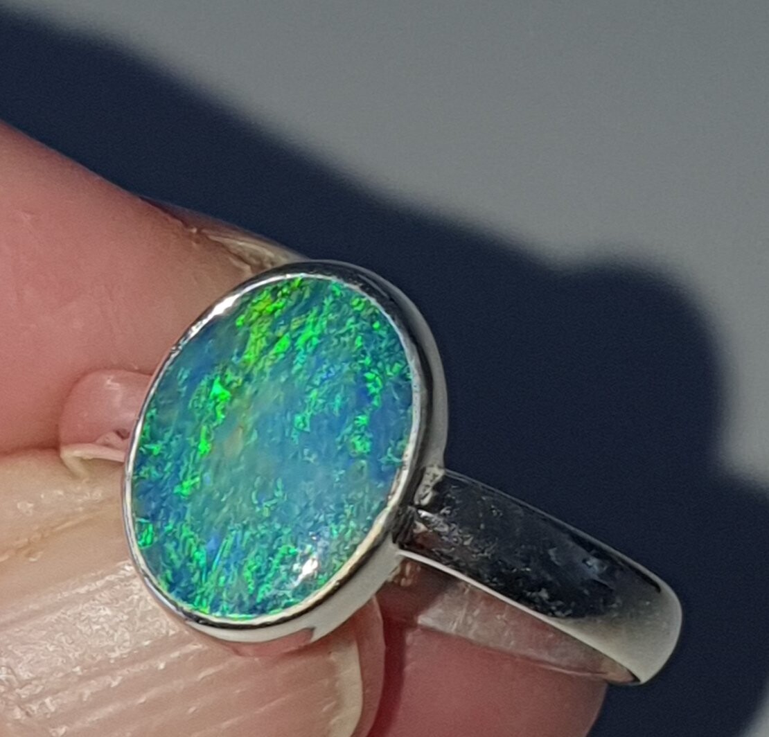 R21 a Sterling Silver Set Dark Opal Doublet Ring. 8 X 11 mm Across Face With Green & Blue Flash